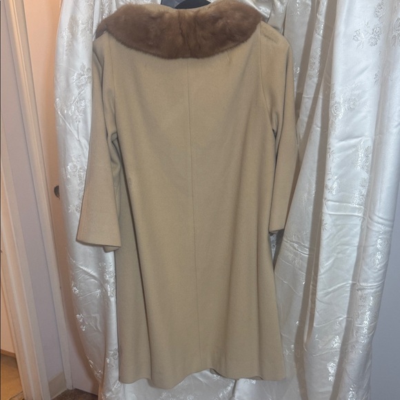 Elegant Vintage A-lined Cashmere Coat with a Mink Fur Collar. - Picture 4 of 6